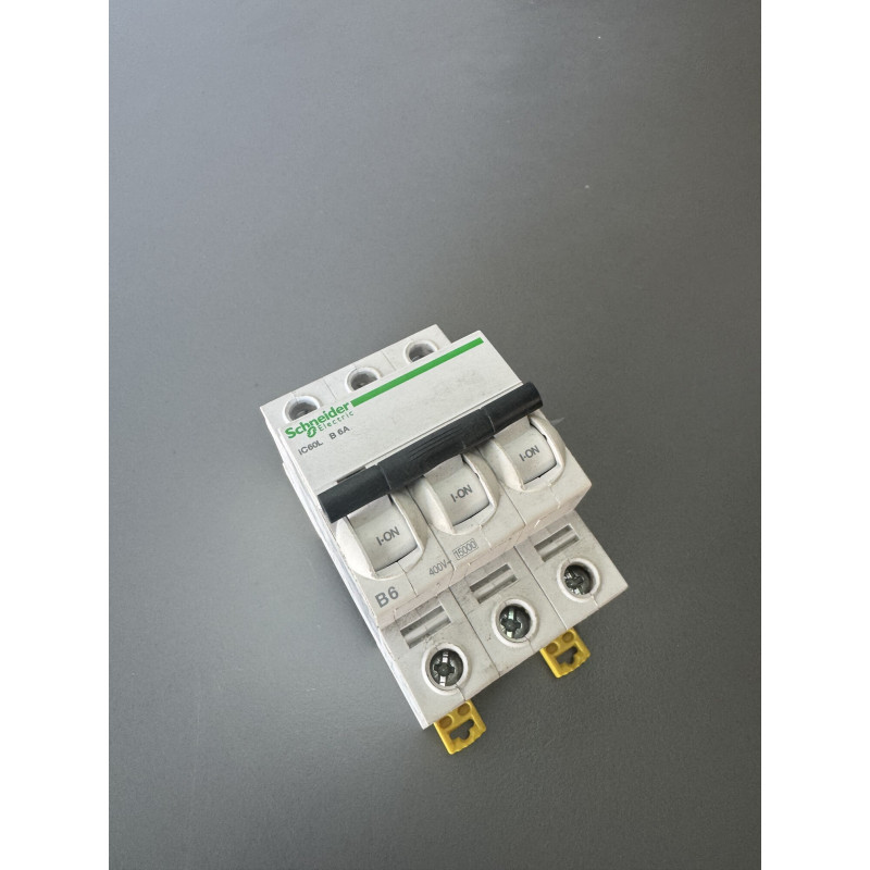 Disjoncteur triphasé Schneider Electric A9F18306