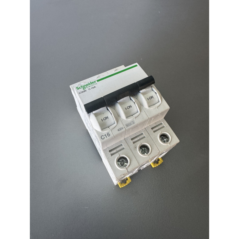 Disjoncteur triphasé Schneider Electric A9F77316