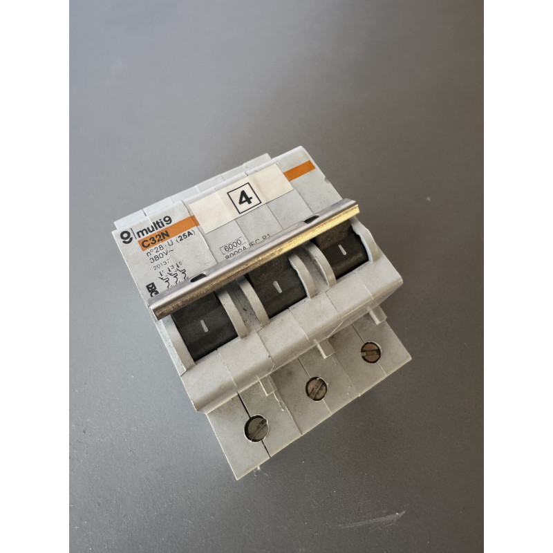 Disjoncteur triphasé Schneider Electric C32N 25A