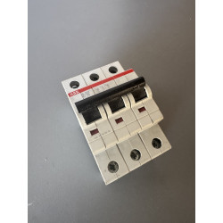 Disjoncteur triphasé ABB S203-C16