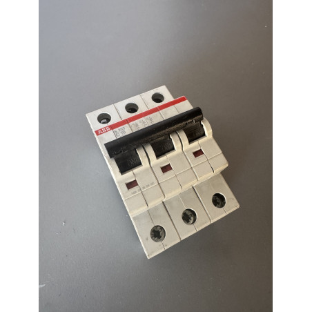 Disjoncteur triphasé ABB S203-C16