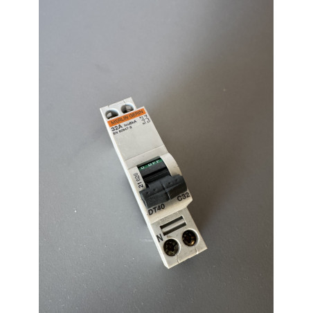 Disjoncteur monophasé Merlin Gerin DT40 32 A