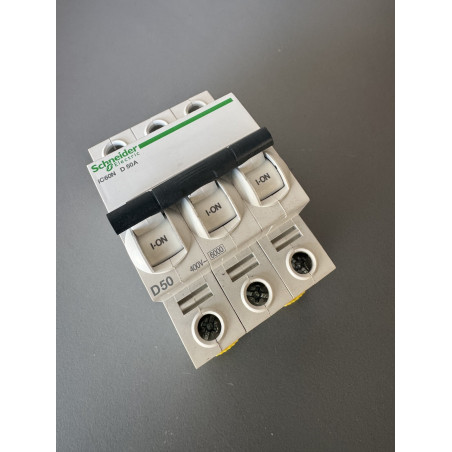Disjoncteur modulaire triphasé Schneider Electric iC60N A9F75350